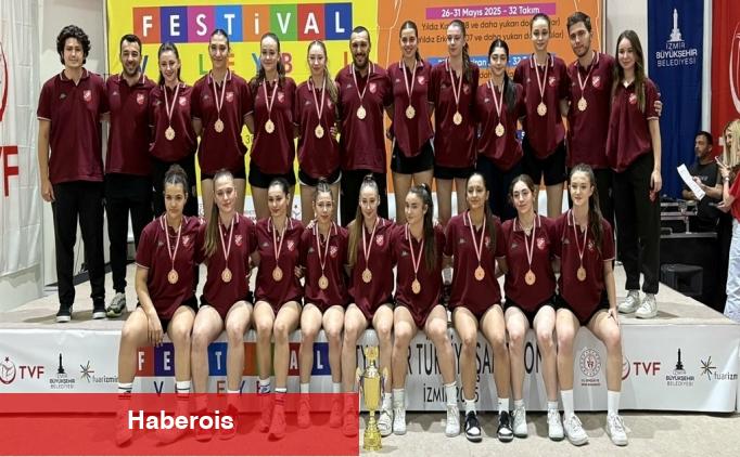 Karşıyaka'ya voleybolda ikili kupa - Haberois Karşıyaka'ya voleybolda ikili kupa