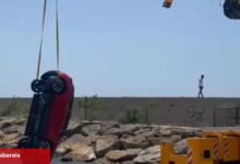 Keşan'da el freni unutulan araba denize uçtu