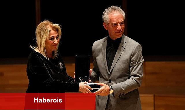 Memleketler arası İzmir Şenliği Açılışında Ege Üniversitesine Plaket