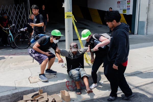 Temsilciler LA göçmen baskınında protestoculara karşı askeri tarzı güç kullanıyor - Haberois Temsilciler LA göçmen baskınında protestoculara karşı askeri tarzı güç kullanıyor