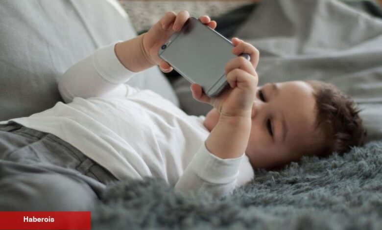Uzman tabipten ekran bağımlılığı uyarısı: Çocuklarda konuşmayı geciktiriyor! - Haberois Uzman tabipten ekran bağımlılığı uyarısı: Çocuklarda konuşmayı geciktiriyor!